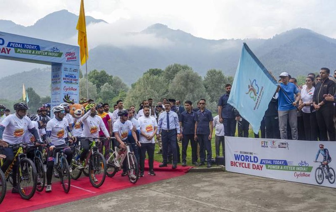 Image from: Omar flags off cyclothon in Srinagar