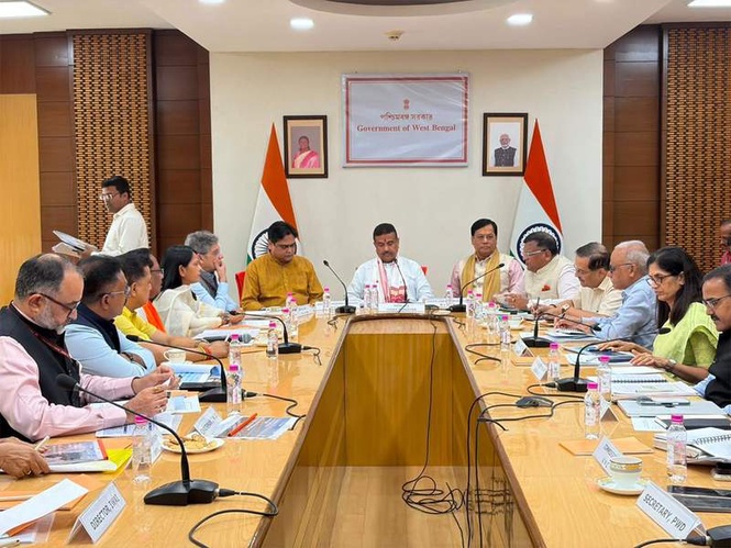 Image from: Union Minister Sonowal meets CM Suvendu Adhikari in Kolkata, discusses 19,209 crore maritime growth agenda for West Bengal