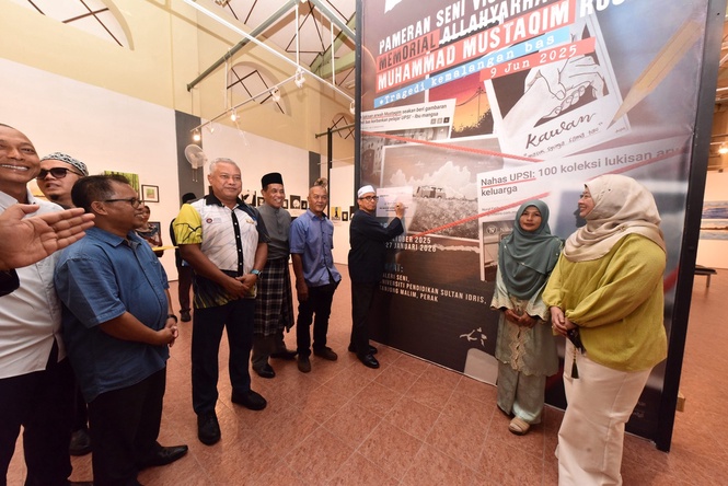 Image from: KSN rasmi pameran seni visual memorial Mustaqim Rosde di UPSI