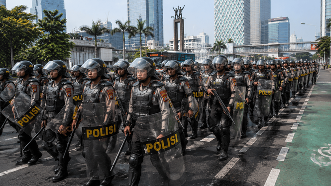Jakarta Kerah Ribuan Polis, Pelajar Indonesia Turun Ke Jalanan Bantah Prabowo