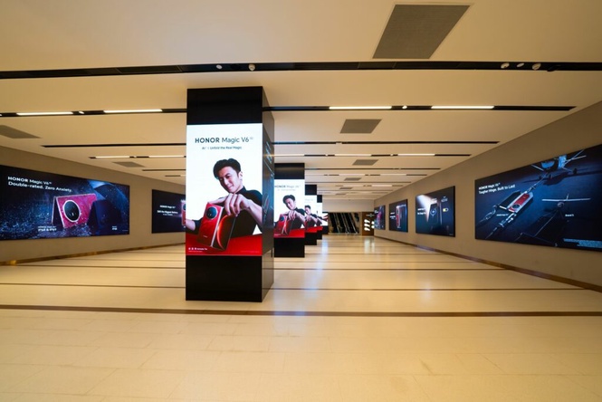 Image from: HONOR Magic V6 Takes Aim at Foldable Rivals With Giant “Scoreboard” Takeover at TRX