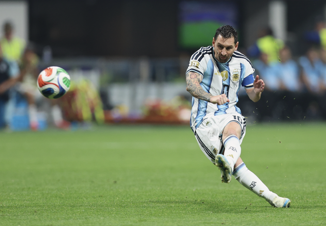 Messi powers Argentina to FIFA World Cup QF