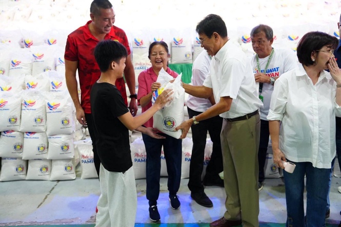 Parañaque families get free rice from first lady