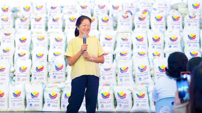 First lady distributes rice to Mandaluyong residents
