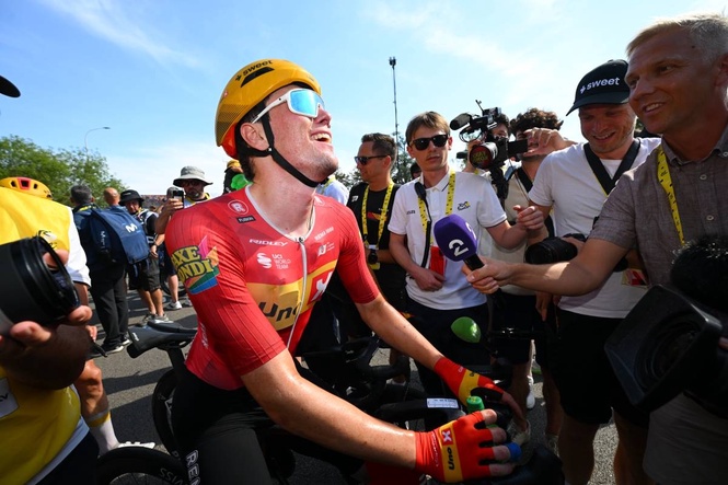 Waerenskjold wins fastest ever Tour de France stage