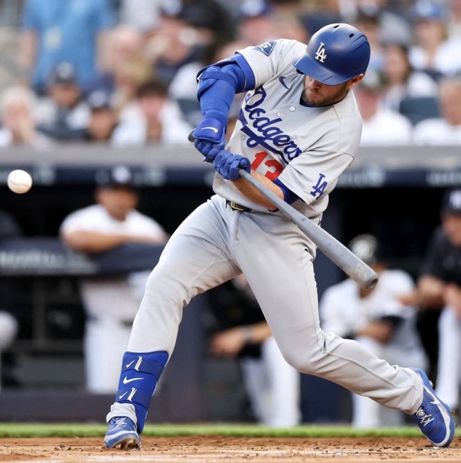 Muncy lifts Dodgers over Yankees in series opener