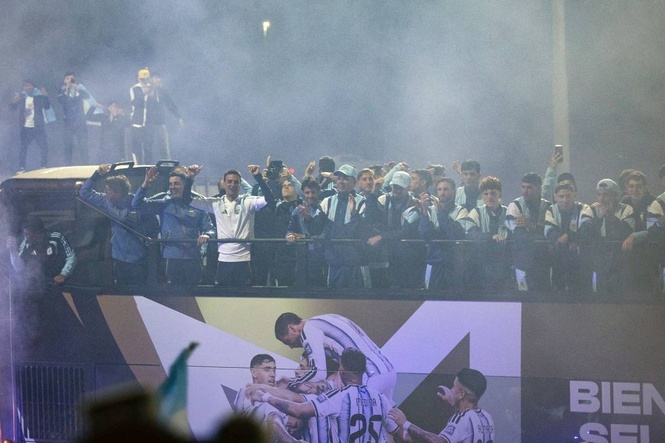 Thousands welcome home Argentina squad