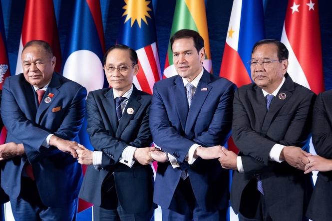 Iran's demands over the Strait of Hormuz would set a dangerous precedent, Rubio tells Asean leaders
