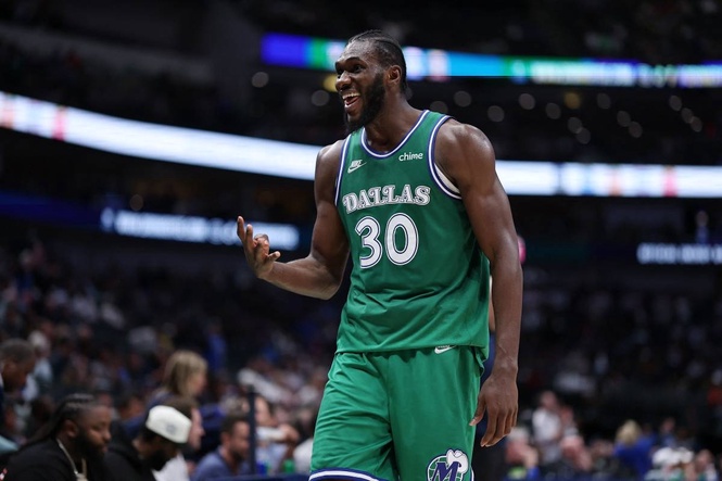 Mavericks re-sign center Moussa Cisse following reports of an offer sheet from the Knicks
