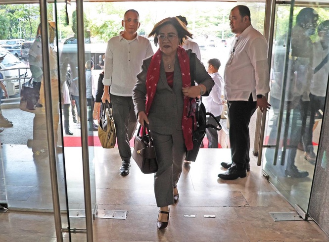 De Lima seeks stiffer penalties against hospital detention of patients
