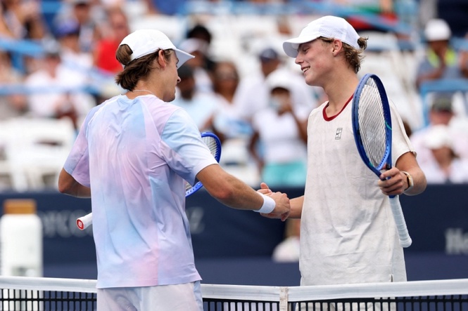 De Minaur beats Hewitt to advance