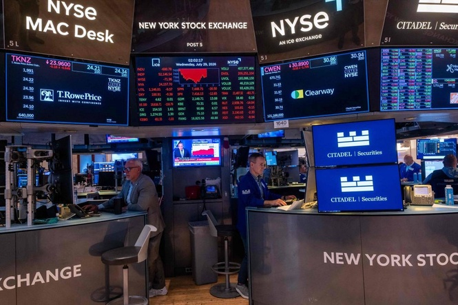 US stocks rise to finish a wild July as Amazon soars, Apple sinks and inflation worries worsen