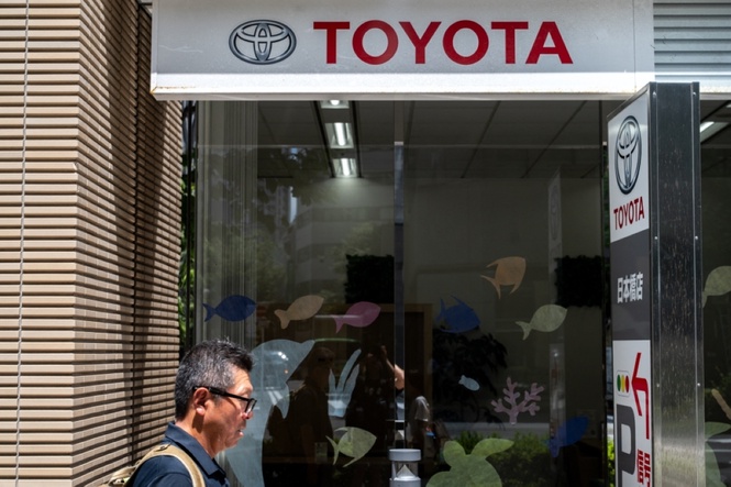 Toyota raises profit forecasts on weak yen