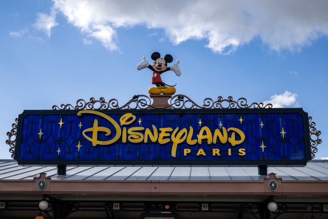 Theme parks boost Disney profits above expectations
