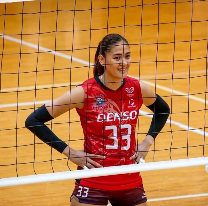 Jaja Santiago signs with Creamline ahead of US stint