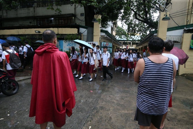 Manila mayor suspends Tuesday classes