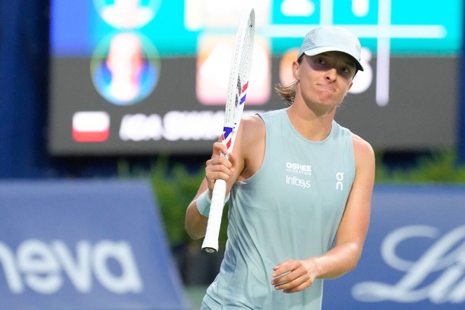 Swiatek beats Shnaider, battles Svitolina in semis