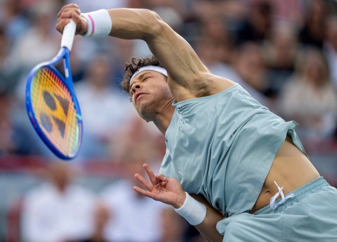 Defending champ Shelton rolls into Montreal semis