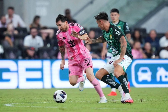 Messi returns after father's death