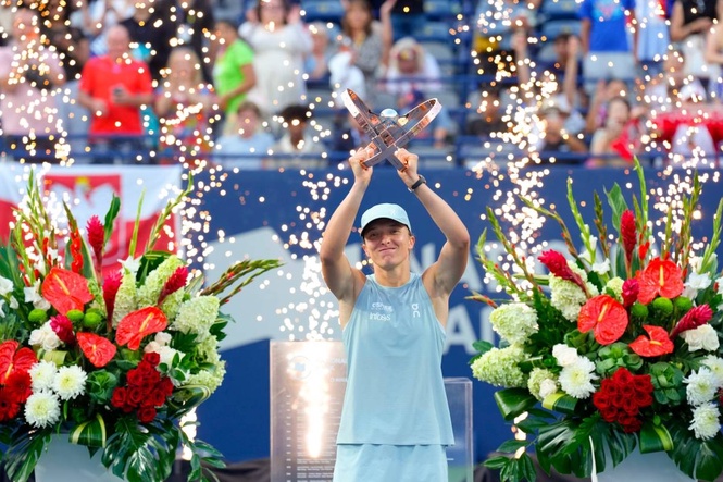 Swiatek rolls past Rybakina for WTA Toronto title