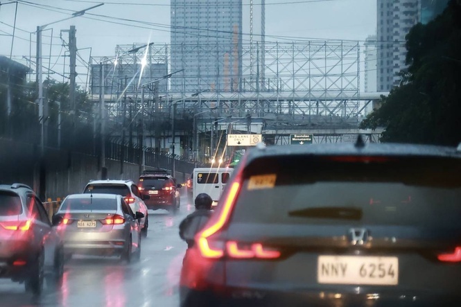 'Neneng'-induced monsoon rains flood, slows traffic in parts of Metro Manila, threaten nearby provinces