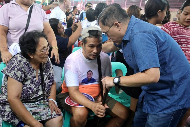 Go visits Manila fire victims amid rain, flood