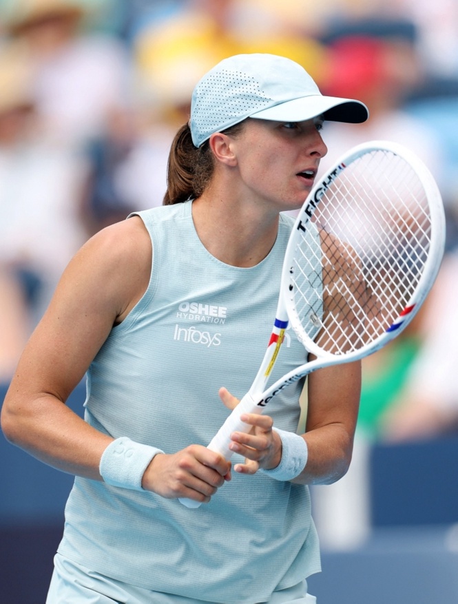 Swiatek makes Cincinnati semis after Rybakina injury