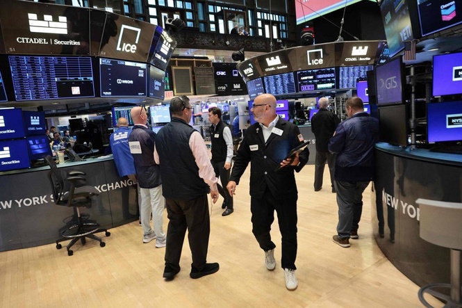 US stocks rise, even as the bond market applies more pressure