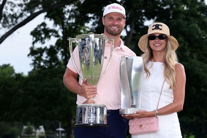 Clark fends off McIlroy to rule BMW Championship