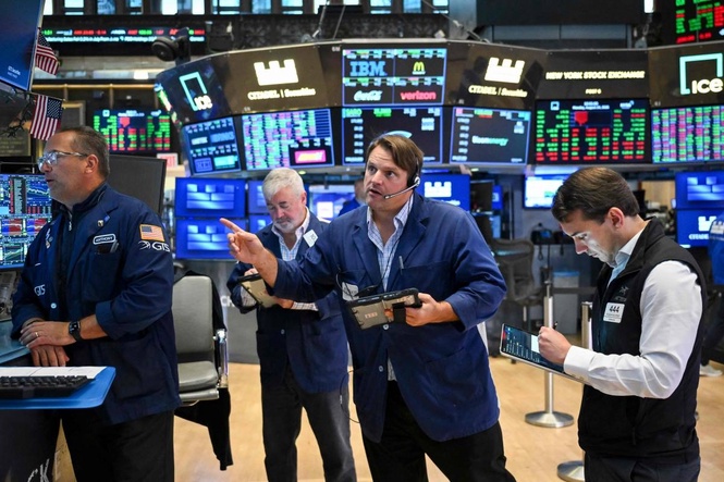 The bond market prepares for a hike to interest rates, while US stocks drift lower