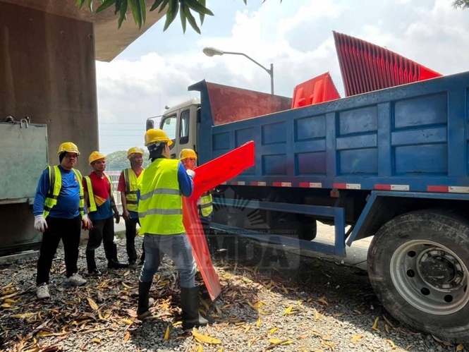 MMDA sends mobile pump barriers to ease NLEX floods