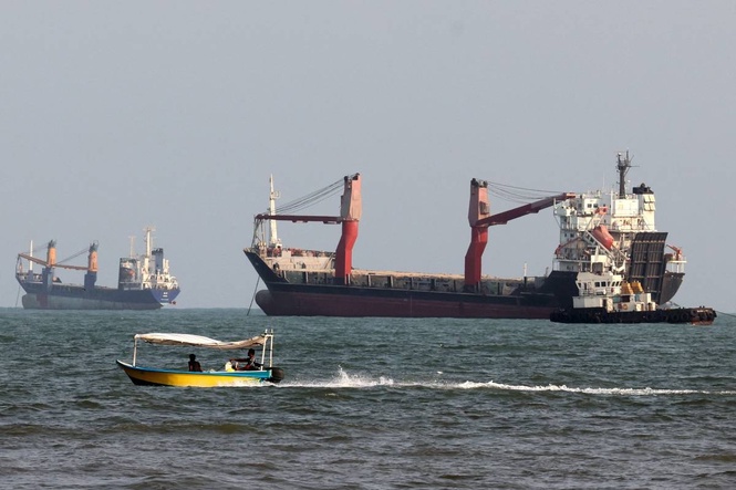 Oil prices rise and stocks fall after US hits Iranian sites in the Strait of Hormuz