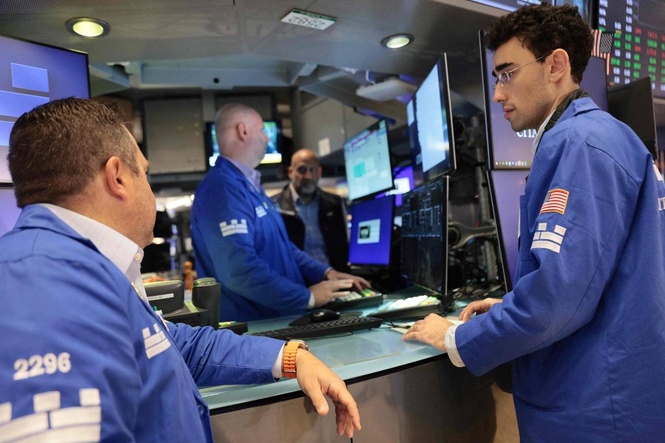 AI stocks drop, but the rest of Wall Street holds steadier after oil prices give back an early jump
