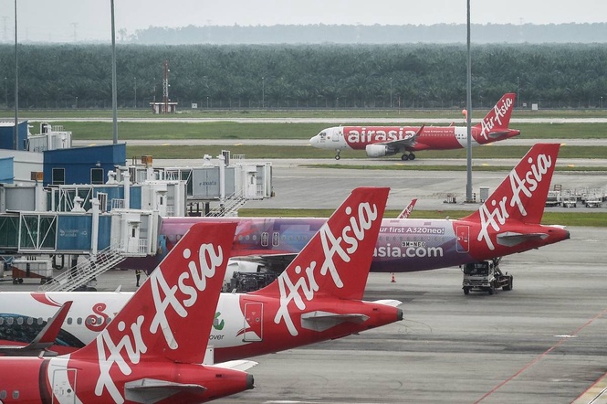Malaysia watches AirAsia finances, talks to rivals