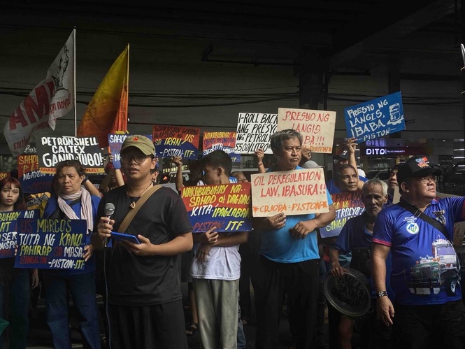 Piston renews fuel tax, price-cut demands on strike's first day