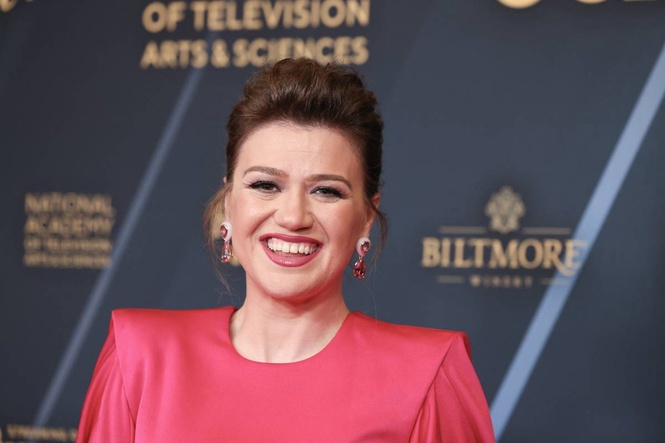 Kelly Clarkson and Brooklyn store clash on social media