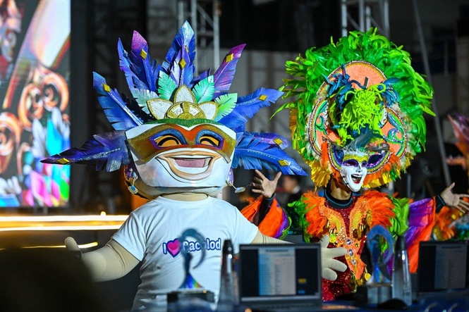 Casino Plus energizes Bacolod during ‘Hataw Masskara!’ opening, crowns first-ever Miss Casino Plus Bacolod