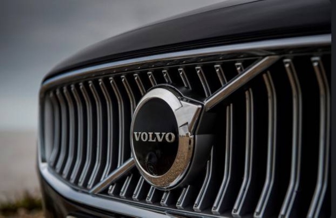 Volvo Cars swings to Q3 loss, plans job cuts