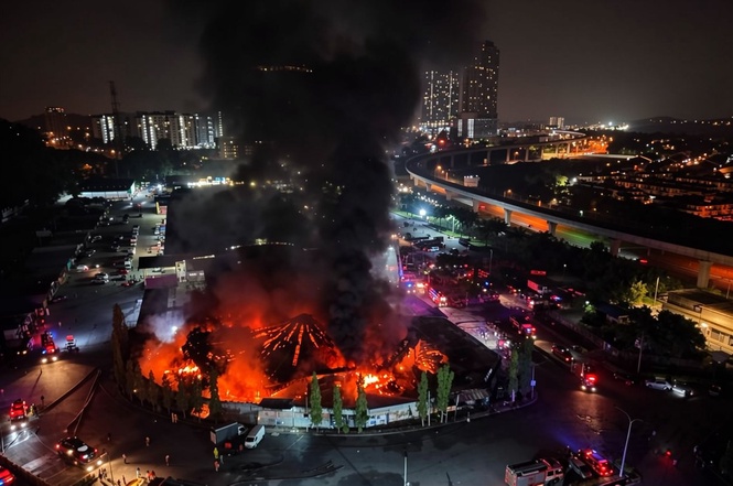 Image from: Methane canisters, failed hydrants complicate extinguishing efforts at wholesale market fire