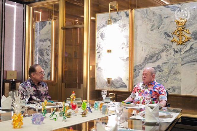 Image from: King grants audience to Anwar, briefed on Merdeka Day preparations