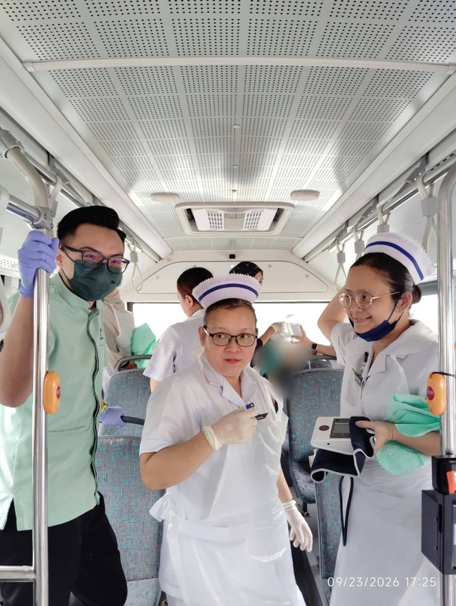 Image from: Kuching: Woman gives birth in public bus outside health clinic