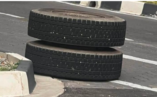 Image from: ‘Flying’ lorry tyre smashes front of Axia waiting at traffic light (video)