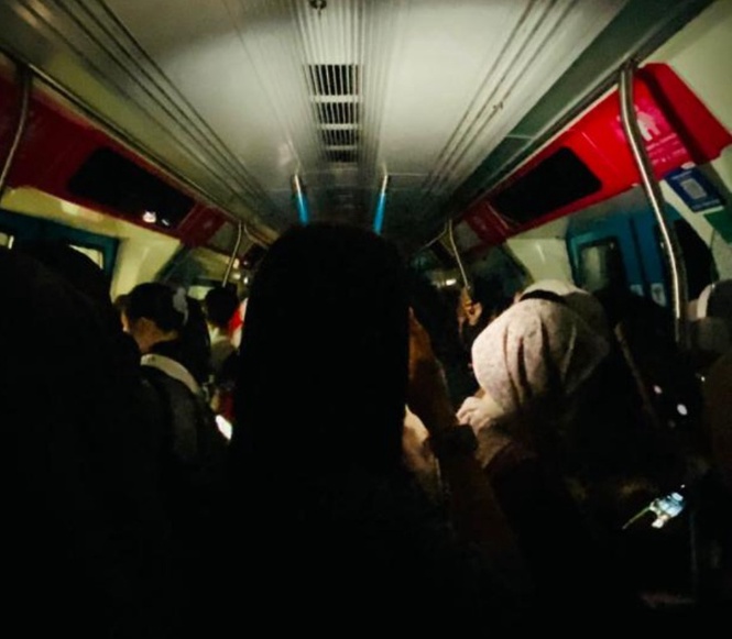 MRT suddenly stops at Bukit Bintang and all went dark (video)