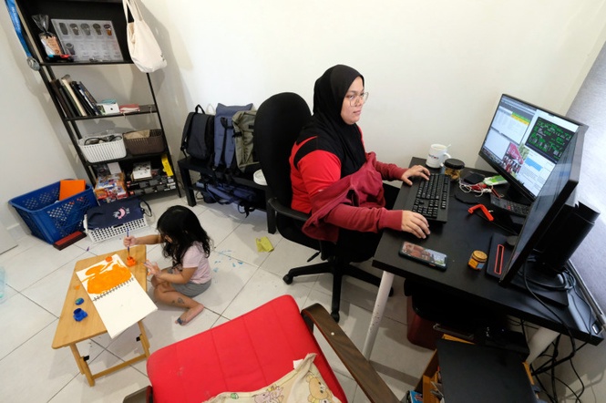 200,000 civil servants eligible for WFH starting tomorrow