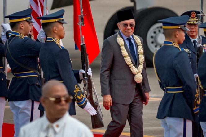 Anwar arrives in Cebu for ASEAN Summit as Malaysia pushes regional energy security agenda