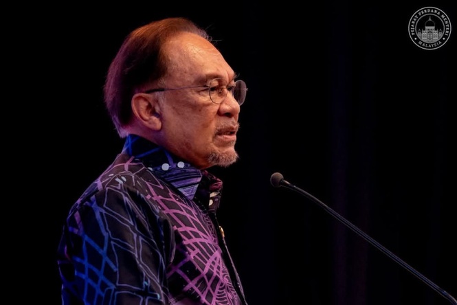Anwar returns from China to pay last respects to brother
