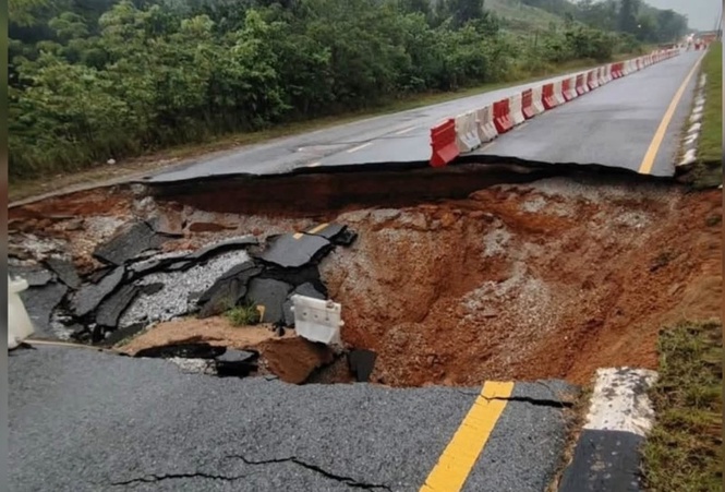 Sinkhole forces closure of Gua Musang-Kota Bharu highway section