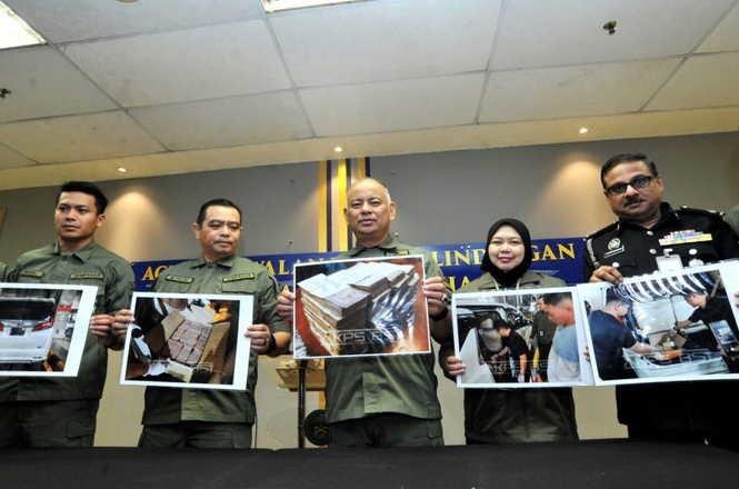 Couple held after allegedly attempting to smuggle RM2.92m cash into Singapore