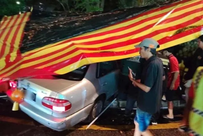 Car crashes into Kepong durian stall after entering wrong lane