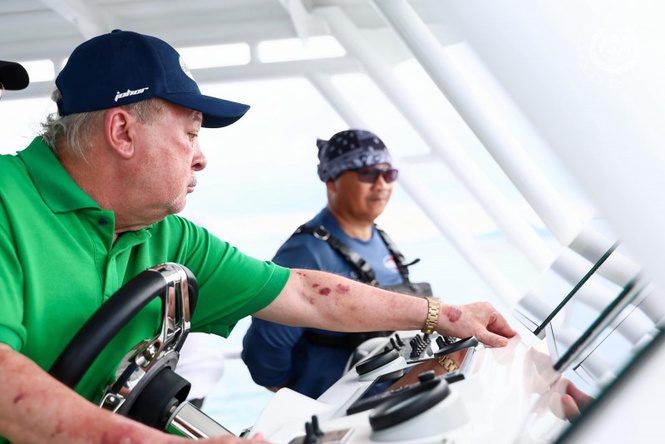 King Sultan Ibrahim personally pilots speedboat to inspect Mersing waters